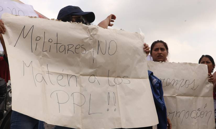 Familiares de PPL reclaman afuera de la Penitenciaría del Litoral, tras la reciente masacre en julio del 2023.