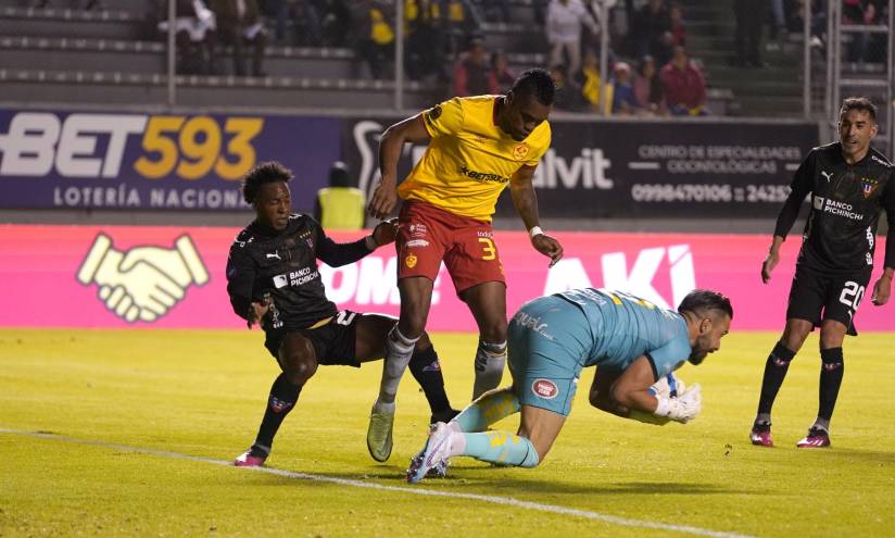 El arquero de Aucas, Hernán Galíndez, se queda con un balón ante el ataque de los jugadores de Liga de Quito.