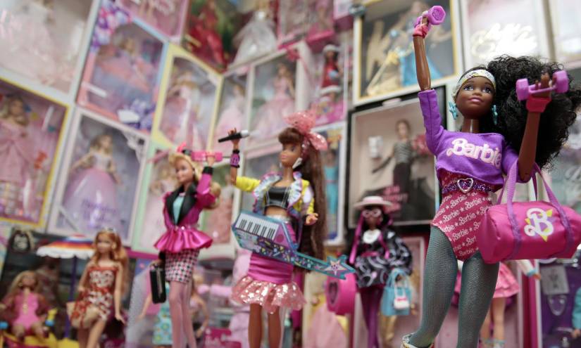 Fotografía de una colección de muñecas Barbie del médico mexicano Paul Sebastián Juárez.