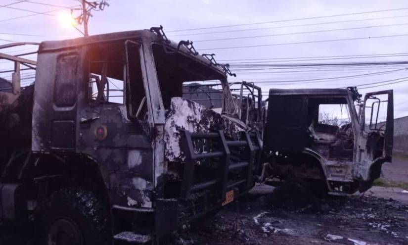 Camiones militares que llevaban alimentos a Quito fueron incinerados por los manifestantes