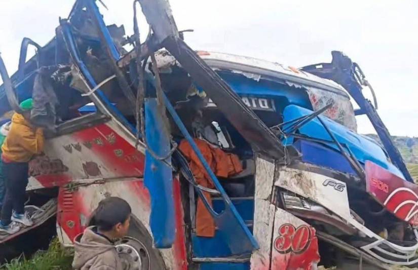 El bus quedó reducido a chatarra tras el siniestro.