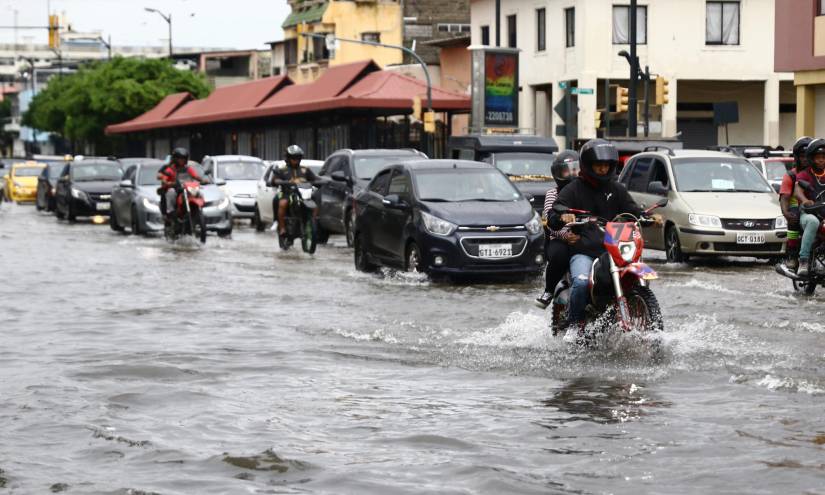 Las fuertes lluvias que caen sobre Guayaquil vuelven a dejar inundadas las calles de varios sectores de la ciudad.