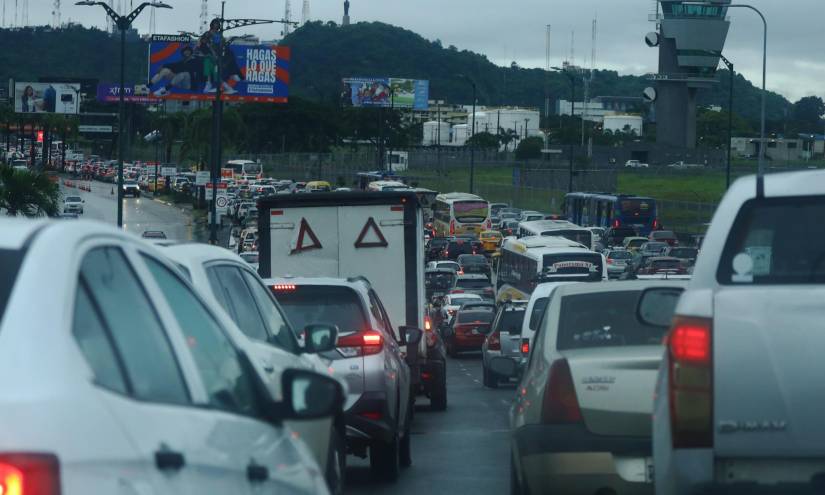 La avenida Pedro Menéndez afectada por el fuerte tránsito vehícular.