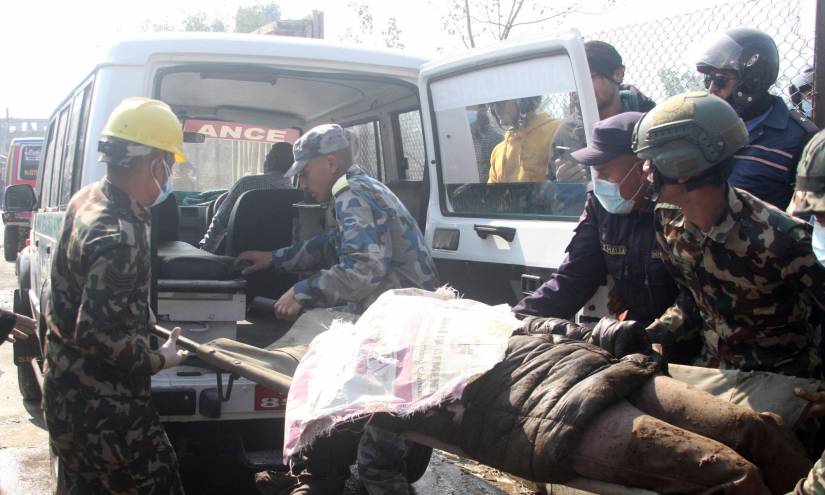 Rescate de cuerpos, tras accidente aéreo en Nepal.