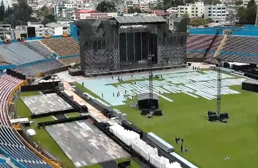 Tarima para el concierto de Shakira