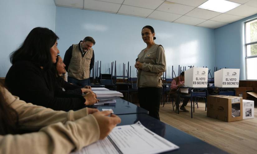 La jefa de la Misión de observadores de la OEA, Isabel de Saint-Malo, junto a otros observadores recorren un centro de votación en Quito