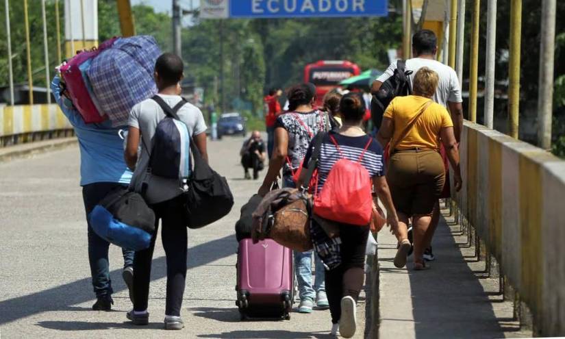 Imagen de migrantes cruzando el paso de San Miguel (Sucumbíos) en Ecuador.