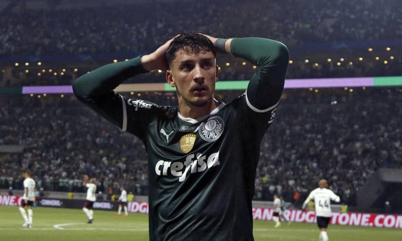 El defensor uruguayo del Palmeiras, Joaquín Piquerez, reacciona al final del partido ante Paranaense, que lo dejó sin final de la Libertadores.