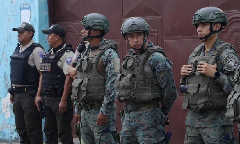 Los militares y policías también resguardan los exteriores de algunos colegios del cantón.