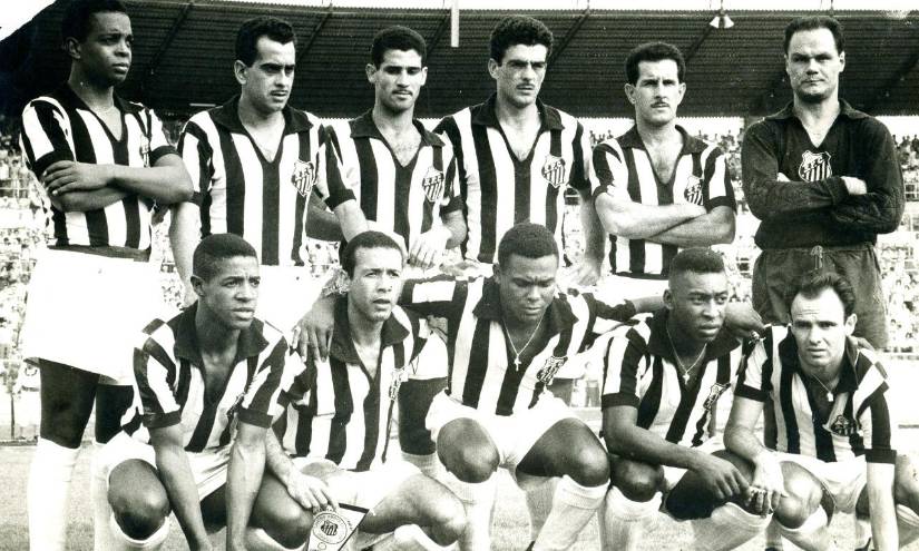 Pelé en una imagen de archivo con el Santos en el estadio Modelo de Guayaquil