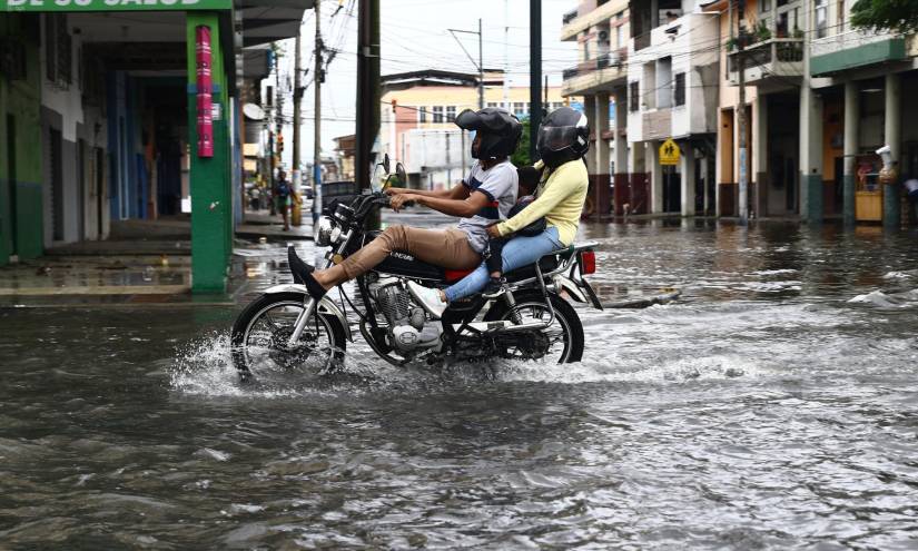 Las fuertes lluvias que caen sobre Guayaquil vuelven a dejar inundadas las calles de varios sectores de la ciudad.