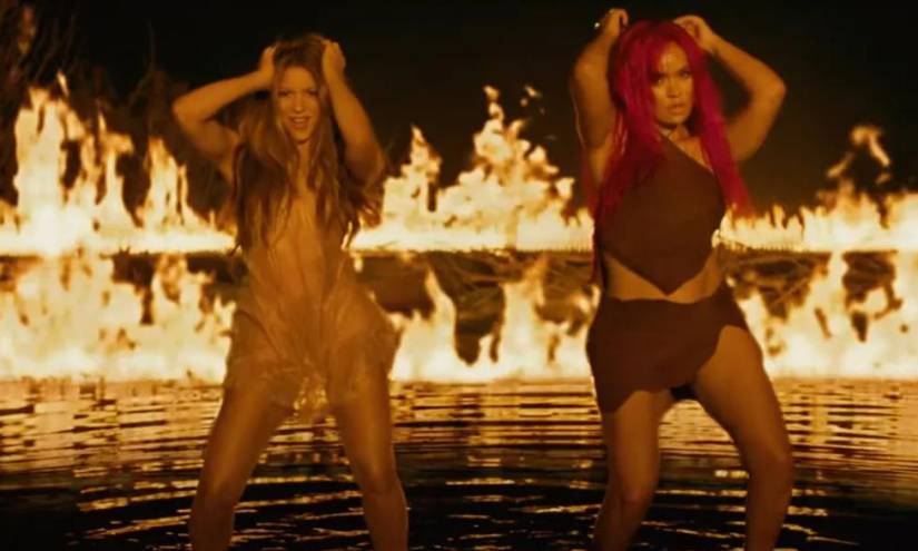 Shakira y Karol G en el videoclip TQG.