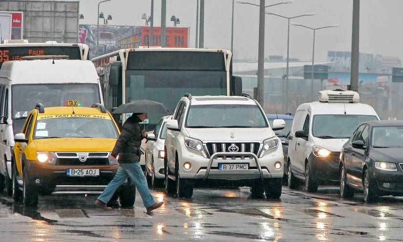 Vehículos en el semáforo luego de una llovizna
