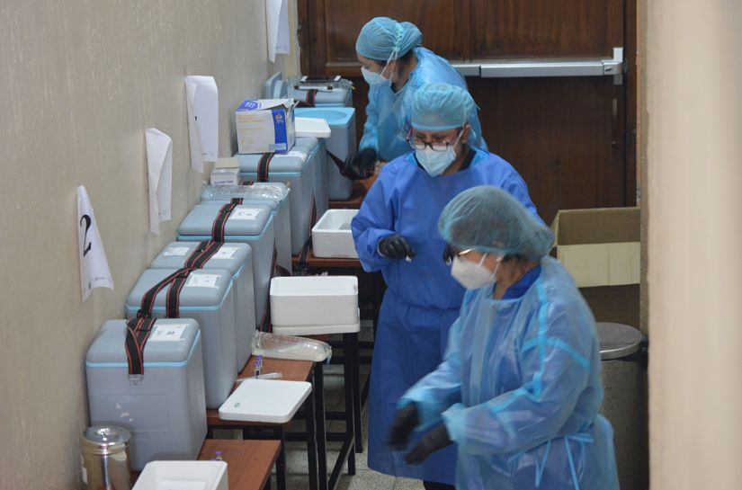 Desorganización en proceso de vacunación en Guayas y Latacunga