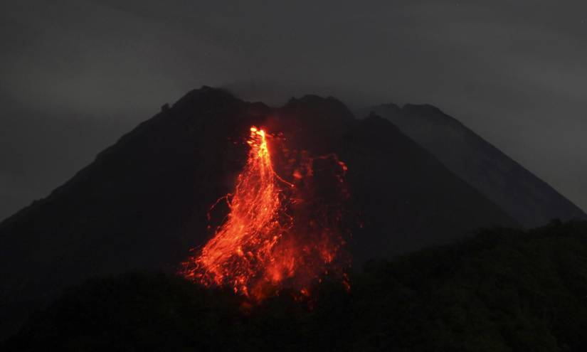 Imagen de Archivo del volcán Merapi visto en erupción desde Sleman, Yogyakarta, Indonesia. EFE/EPA/BOY TRIHARJANTO EFE/EPA/BOY TRIHARJANTO