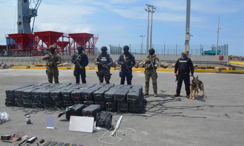 La droga y demás artefactos decomisados en Manta el pasado viernes.