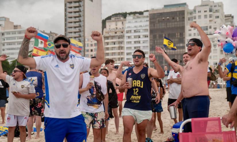 Hinchas de Boca en una playa de Río de Janeiro, donde el equipo disputará la final de la Libertadores ante Fluminense.