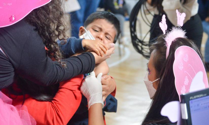 Menores de edad son vacunados contra el covid-19