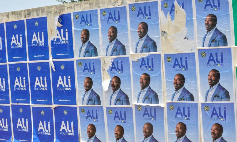 Carteles electorales del depuesto presidente de Gabón, Ali Bongo Ondimba, en un muro de la ciudad de Libreville