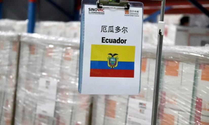 Ecuador recibe 200 mil dosis de Sinovac donadas por China