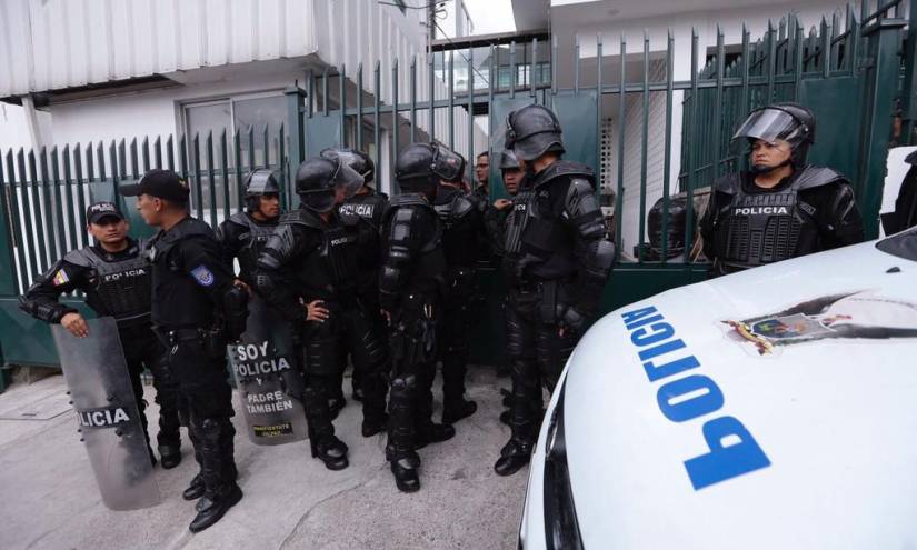Fiscal y personal de Criminalística entraron a Contraloría en Quito para investigaciones