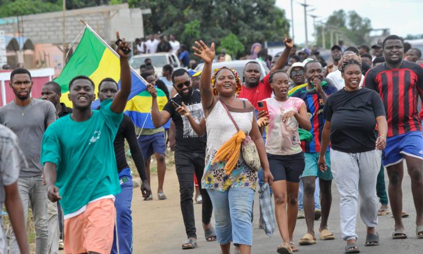 Centenares de personas salieron a las calles de Libreville, la capital de Gabón, en apoyo de los militares que gestaron el golpe de Estado