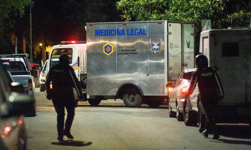 El carro de Medicina Legal que acudió a la zona del atentado.