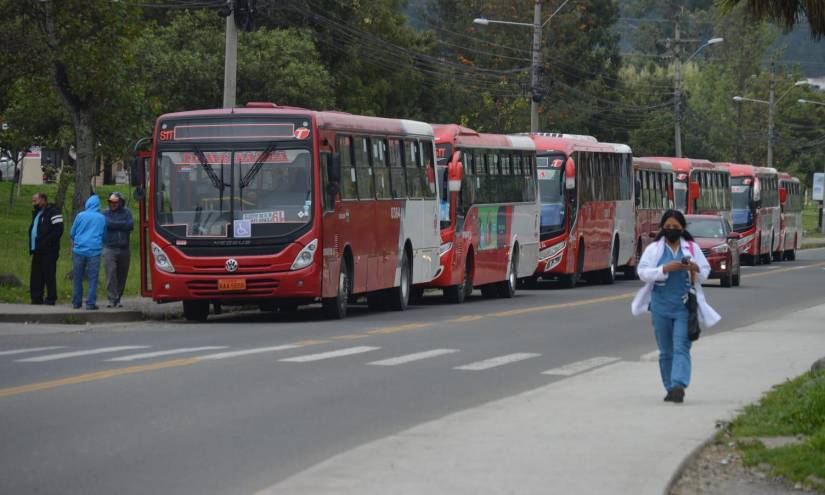 Dueños de buses se unieron al paro en Cuenca.