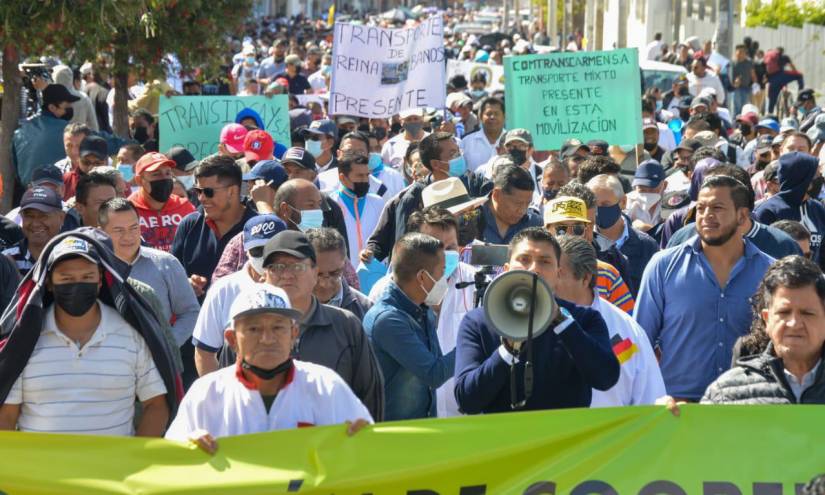 Las siete ramas del transporte profesional del Azuay salieron el día de hoy en una gran marcha por el centro histórico de Cuenca.