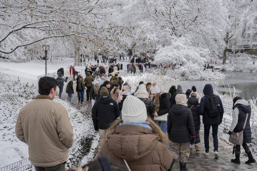 Personas visitan el Central Park durante la primera nevada este domingo, en Nueva York (Estados Unidos).