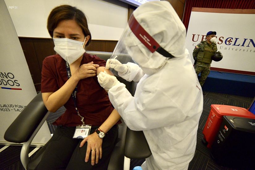 Aumentan las críticas contra ministro de Salud por silencio en plan de vacunación