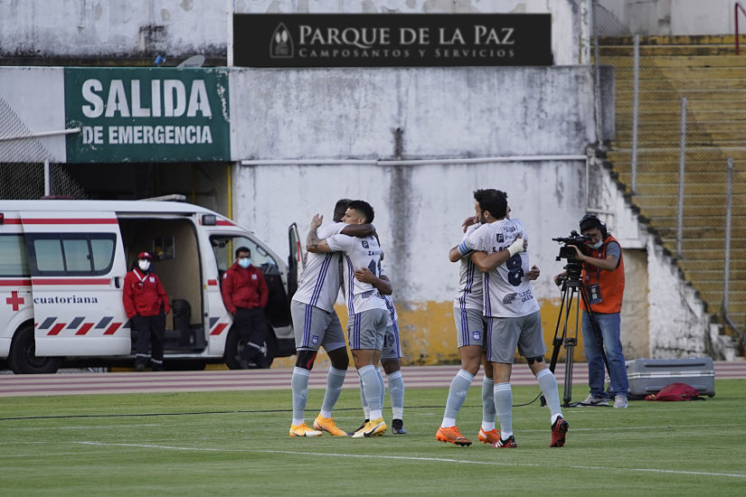 Emelec gana a Universidad Católica con &#039;triplete&#039; de Cabeza