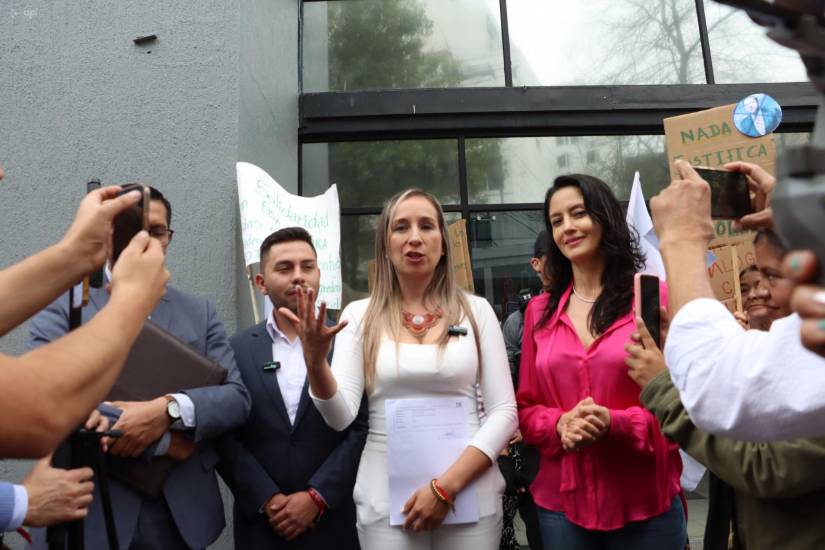 El sa Guerra (centro, de blanco) el 30 de enero de 2025 tras denunciar en el TCE a Lucio Gutiérrez.