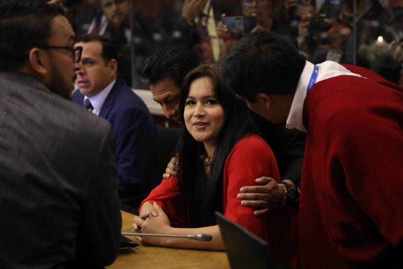 Rubí Quezada es rodeada por su compañeros de bancada.