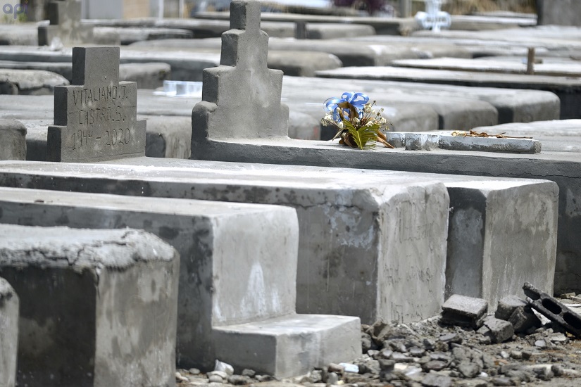 Familiares de fallecidos por COVID-19 los visitan tras 6 meses