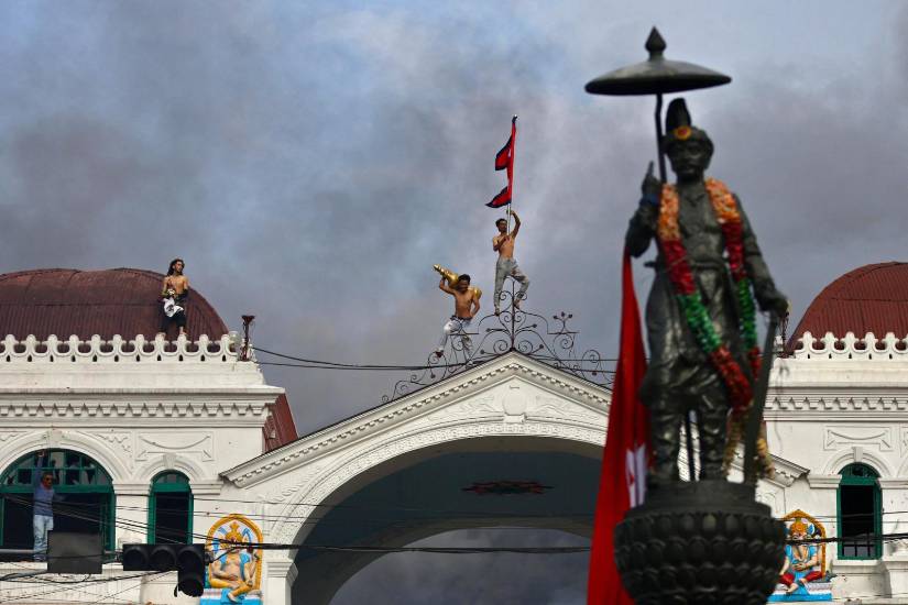Jóvenes se tomaron e incendiaron la sede del Parlamento.