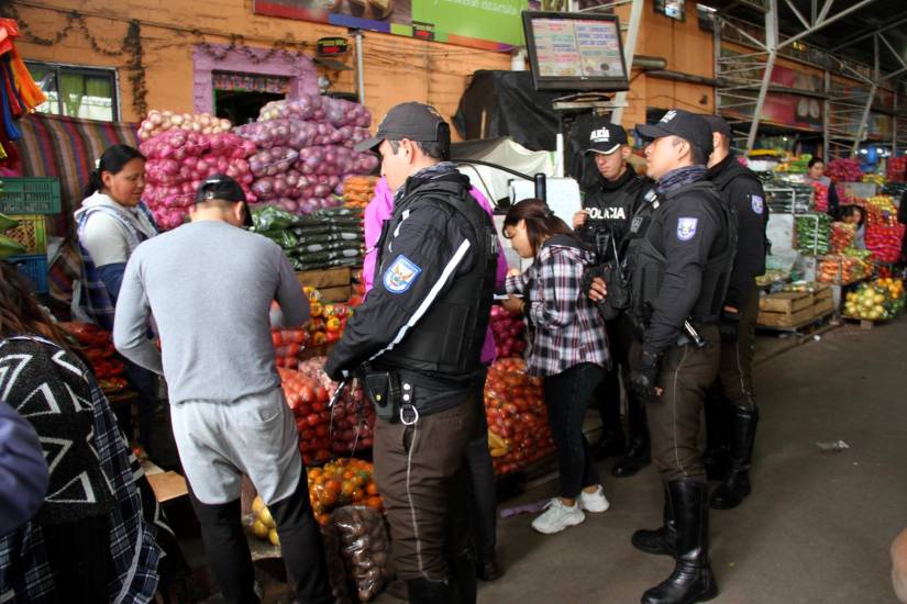 Controles de precios en mercados.