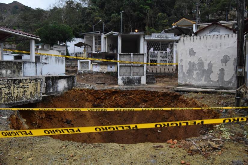 Familiares reportaron el socavón en medio de las tumbas del camposanto.