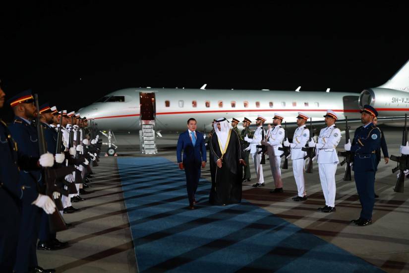 Imagen del presidente Daniel Noboa caminando por una alfombra azul junto a H.E Abdullah bin Sultan bin Awad Al Nuaimi, Ministro de Justicia de los Emiratos Árabes Unidos, tras arribar a Abu Dabi, el 30 de abril.