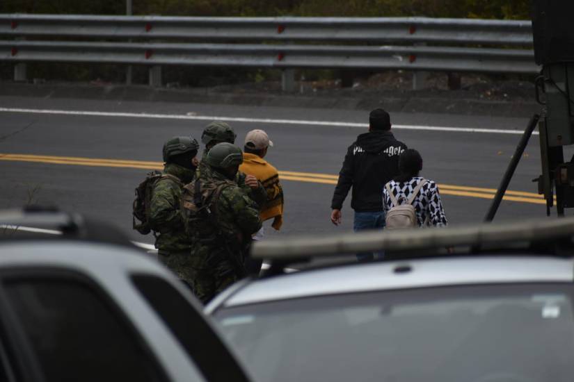 Uniformados realizan controles en la vía Guayllabamba - Quito.
