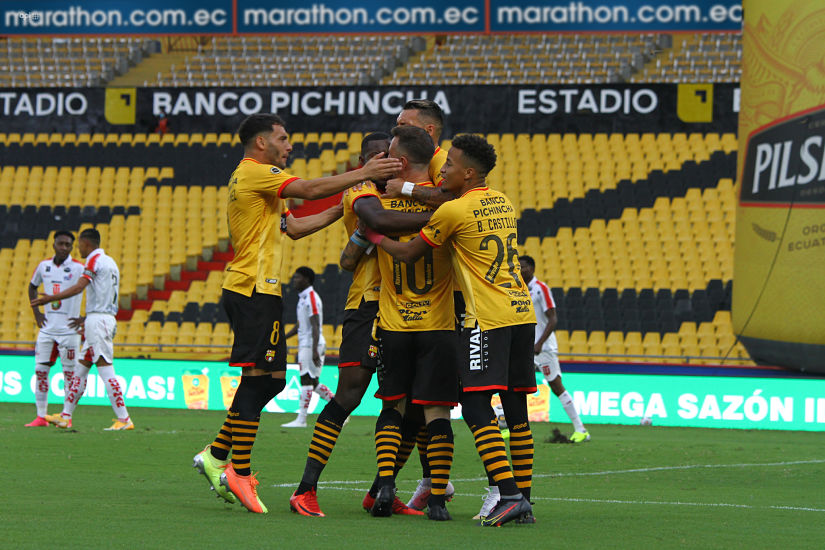 Barcelona golea y comparte el liderato con Emelec