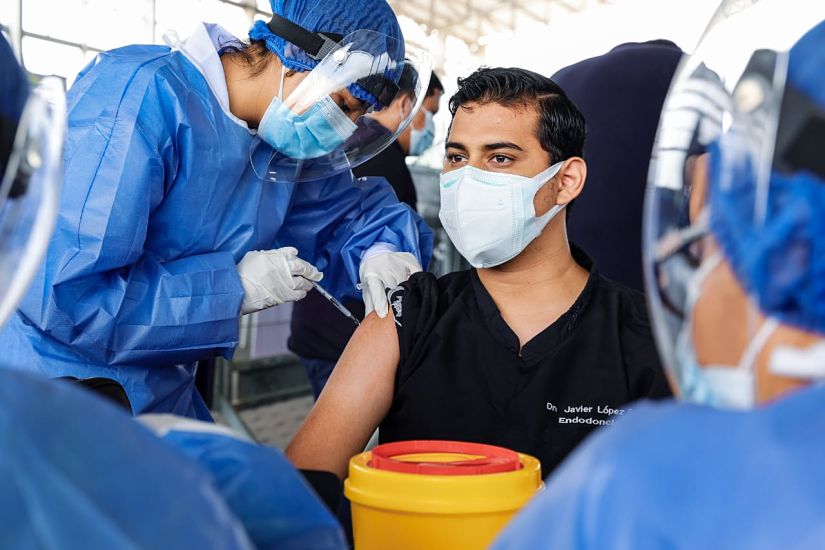 Ecuador ha administrado más de medio millón de dosis contra COVID-19