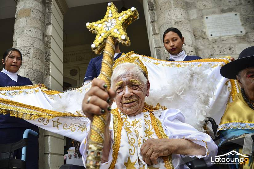 Adultos mayores en la Mama Negra.