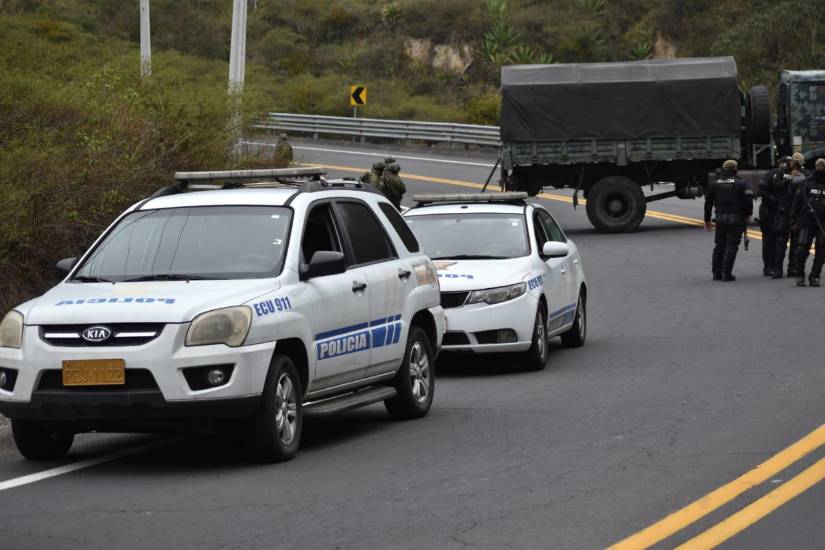 Uniformados realizan controles en la vía Guayllabamba - Quito.