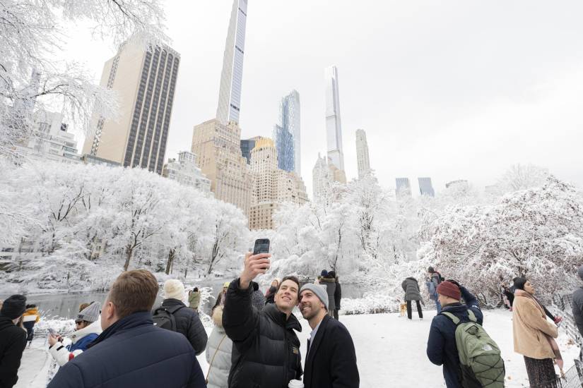 Personas visitan el Central Park durante la primera nevada este domingo, en Nueva York (Estados Unidos).