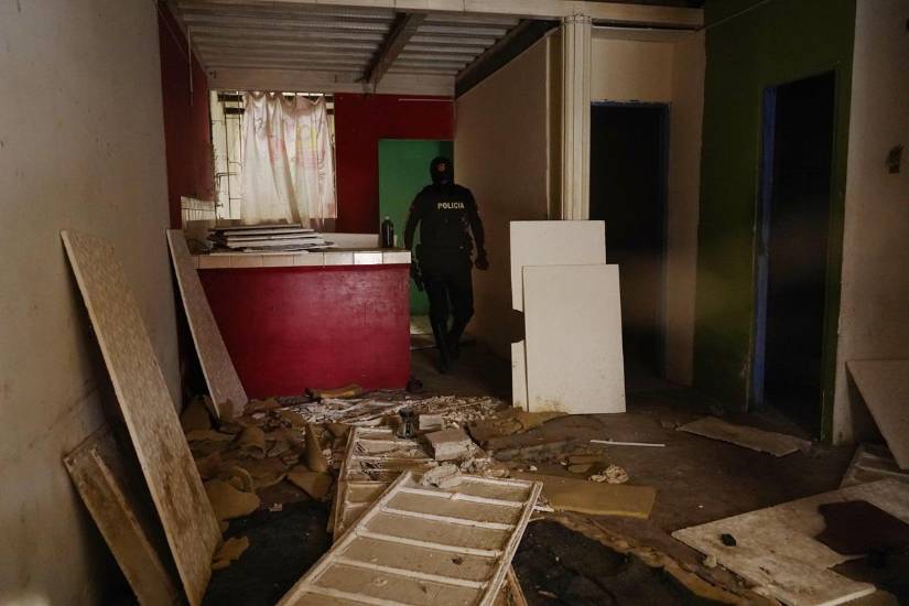 En la ciudadela Rotaria, noroeste de Guayaquil, una familia fue acribillada. Las personas optan por dejar sus casas abandonadas.