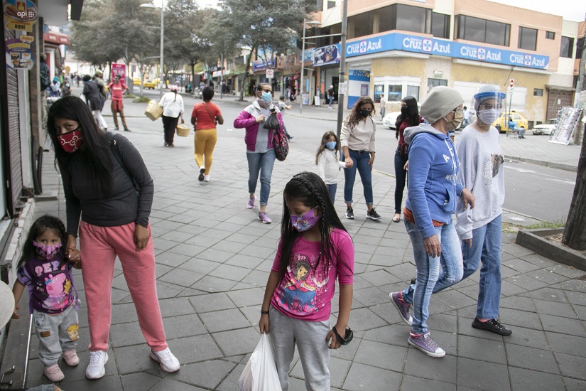 Aglomeraciones en Quito no disminuyen y los casos de COVID-19 aumentan