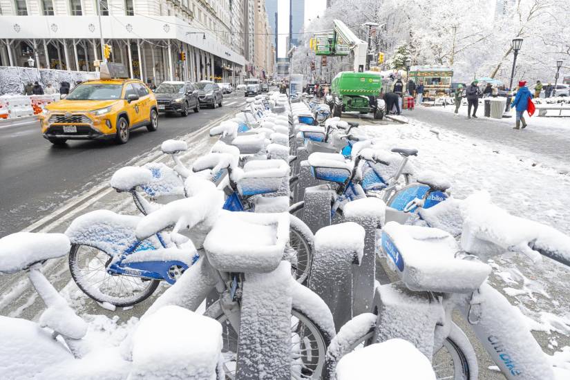 Fotografía que muestra una estación de bicicletas en el Central Park durante la primera nevada este domingo, en Nueva York (Estados Unidos).