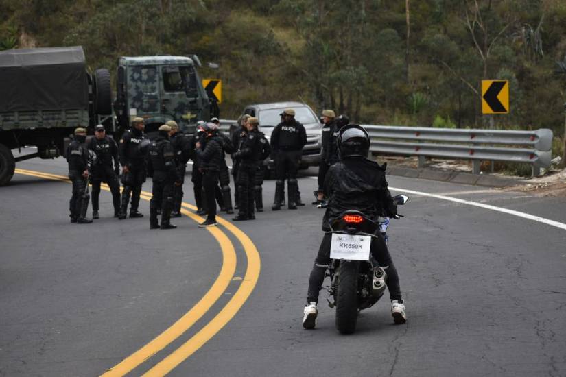 Uniformados realizan controles en la vía Guayllabamba - Quito.