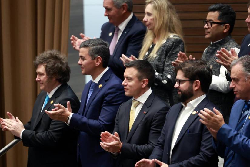 Noboa estuvo flanqueado por los presidentes de Paraguay, Santiago Peña (izq.) y Gabriel Boric, de Chile (der.)
